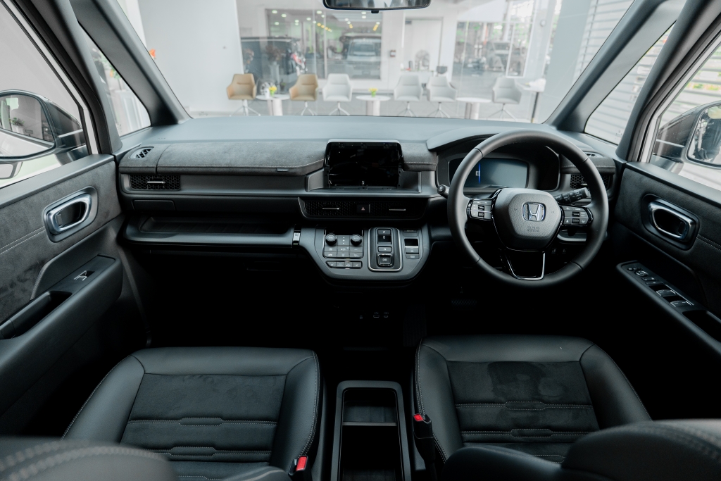 HONDA STEPWGN 2.0 e:HEV Premium Line Black Edition AT ปี 2025 #16